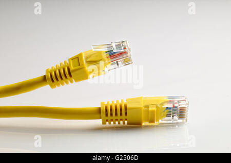 Gros plan de l'isolement des câbles ethernet jaune Banque D'Images