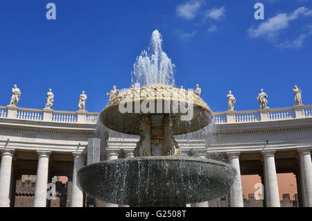 Belles colonnades baroque, balustrade de statues et de fontaine dans la place Saint Pierre, dans le centre de Rome Banque D'Images