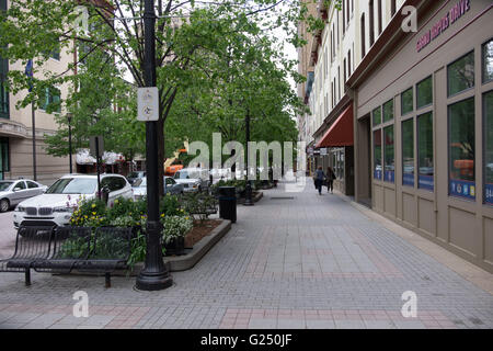 Niveau de l'oeil Vue sur rue du centre-ville de Grand Rapids, Michigan le début d'une après-midi de printemps. Banque D'Images