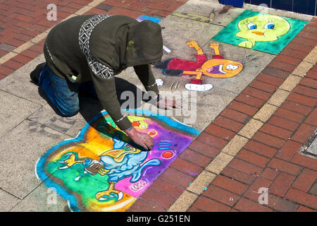 Un homme épelage dessin de craie, art, art sur le trottoir, Fleetwood, Thornton-Cleveleys,Flyde Coast, Lancashire, Royaume-Uni Banque D'Images