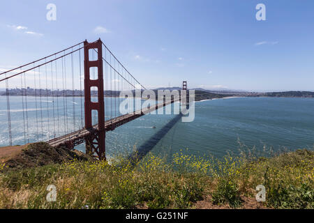 Aire de loisirs nationale du Golden Gate colline vue vers le Golden Gate Bridge et San Francisco. Banque D'Images