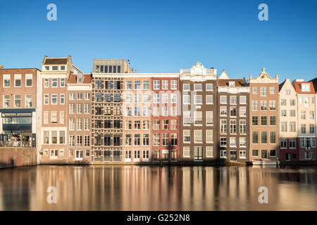De vieux bâtiments traditionnels à Amsterdam, Pays-Bas Banque D'Images