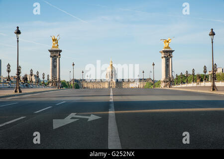 Le Pont Alexandre III et Les Invalides à Paris, France Banque D'Images