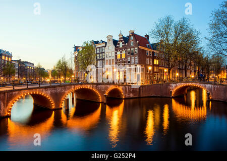 Vue magnifique sur les maisons d'Amsterdam dans la nuit, Pays-Bas Banque D'Images