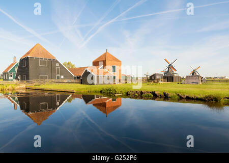 Moulins à vent hollandais traditionnel avec canal à Zaanse Amsterdam, Pays-Bas Banque D'Images