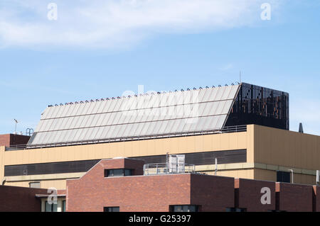 Une gamme de panneaux solaires thermique au-dessus de New York Methodist Hospital, Brooklyn, New York, USA Banque D'Images