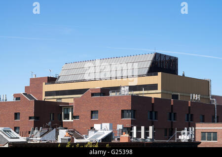 Une gamme de panneaux solaires thermique au-dessus de New York Methodist Hospital, Brooklyn, New York, USA Banque D'Images