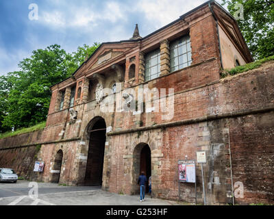 Porta san Pietro porte dans le mur entourant Lucca, Toscane Italie Banque D'Images