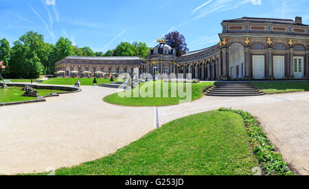 BAYREUTH, ALLEMAGNE - CIRCA MAI 2016 : Le nouveau palais Ermitage avec un parc à Bayreuth, Allemagne Banque D'Images