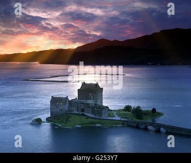 GB - Ecosse : le château d'Eilean Donan et Loch Duich au coucher du soleil Banque D'Images