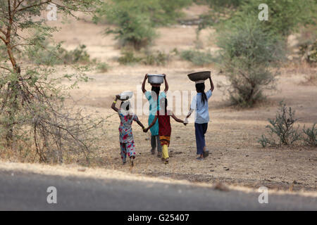 Des enfants portant de la bouse de vache. Village près de Mary MCCARTHY, du Maharashtra en Inde Banque D'Images