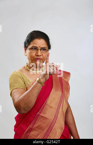 Femme avec l'index et l'air sévère. Banque D'Images