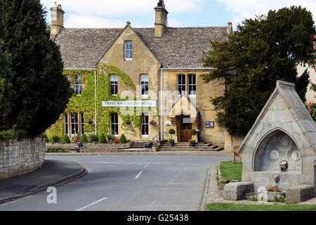 Les trois façons House Hotel & Restaurant, et le célèbre Club de pudding, à Mickleton, Gloucestershire, Angleterre, Royaume-Uni. Banque D'Images