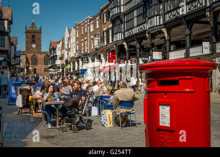 Voir à la baisse le long de la rue Bridge, à Chester. Banque D'Images