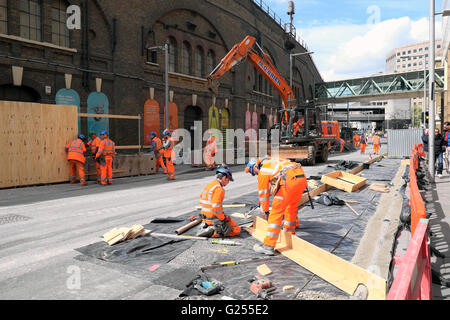 Ouvriers travailleurs portant des casques de sécurité travaillant sur le réaménagement du réseau ferroviaire Thameslink à London Bridge Station, Bermondsey South London UK KATHY DEWITT Banque D'Images