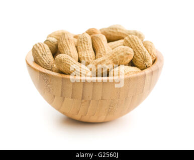 Arachides séchées à bol en bois isolé sur fond blanc. Banque D'Images