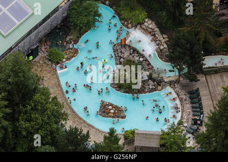 Une vue aérienne d'une piscine d'un complexe de loisirs Banque D'Images
