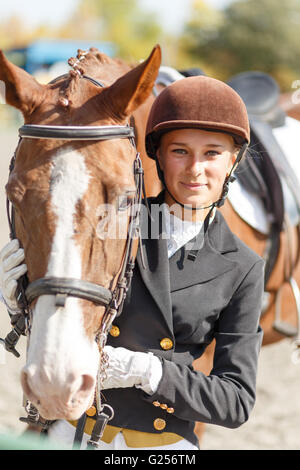 Young teenage girl with horse rider. Sportswoman portrait équestre Banque D'Images