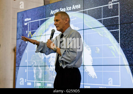 Washington DC, USA. 22 avr, 2016. La NASA célèbre le jour de la Terre avec le public de la gare Union à Washington, DC - L'astronaute Piers Sellers présenté : Banque D'Images