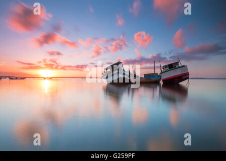 Les bateaux de pêche ancrés, plage de Tuban, Bali, Indonésie Banque D'Images