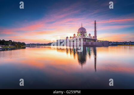 Mosquée de Putra et réflexion dans le lac, Kuala Lumpur, Malaisie Banque D'Images