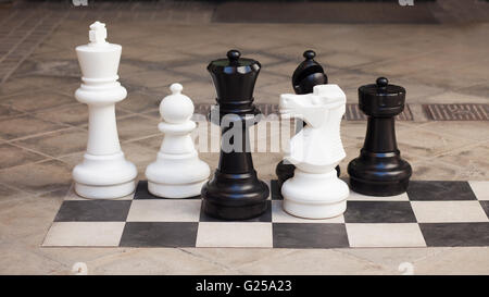 Pièces d'échecs géant en plein air Banque D'Images