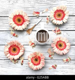 Tasse de café et gerbera Banque D'Images