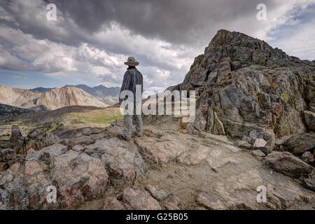 Vue arrière d'un homme debout sur la montagne, parc national de Kings Canyon, Californie, États-Unis Banque D'Images