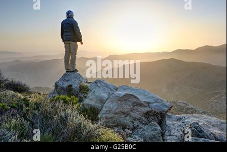 Homme debout au sommet de la montagne, McCain Valley, Californie, États-Unis Banque D'Images