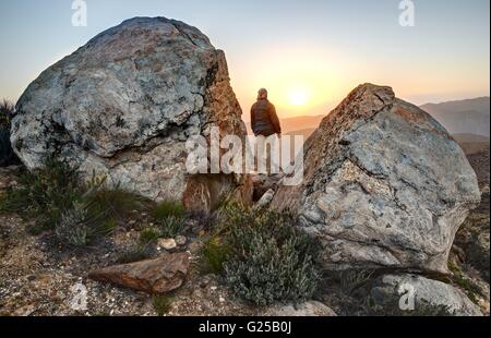 Homme debout au sommet de la montagne, McCain Valley, Californie, États-Unis Banque D'Images