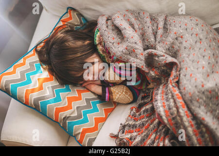 Girl sleeping on sofa Banque D'Images