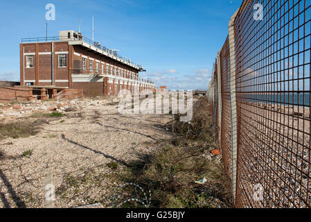 MOD abandonné bien à Eastney rivage, Fraser (bâtiments) Plage de Portsmouth, Hampshire. Angleterre, Royaume-Uni Banque D'Images