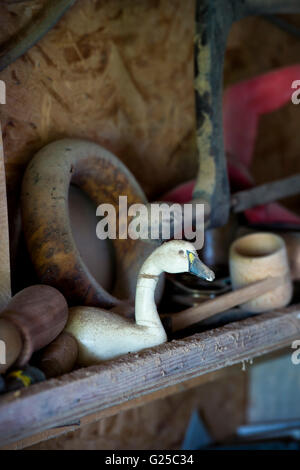 Swan en bois poussiéreux dans un atelier de sculptures en bois. UK Banque D'Images