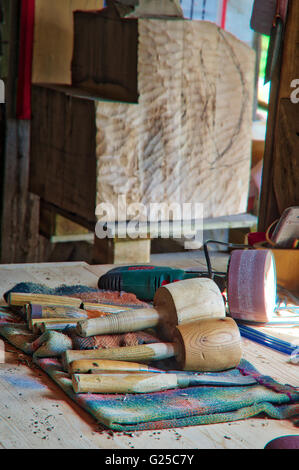 Maillets et des burins plus dans un atelier de sculptures en bois. UK Banque D'Images