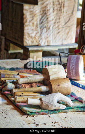 Main en bois sculpté et de ciseaux et outils de travail du bois dans un atelier de sculptures en bois. UK Banque D'Images