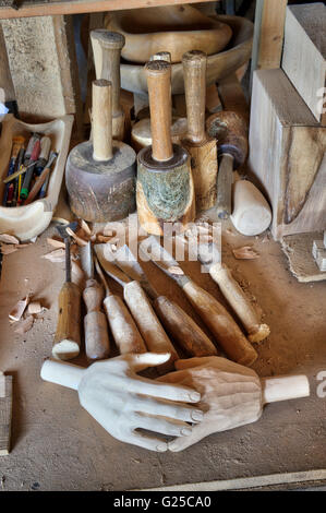 Mains en bois sculpté et de ciseaux et outils de travail du bois dans un atelier de sculptures en bois. UK Banque D'Images