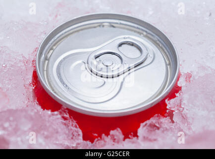Un rouge de soude peut conservés dans la glace. Banque D'Images
