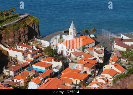 La ville sur l'autre. Camara-de-Lobos, Madeira, Portugal Banque D'Images