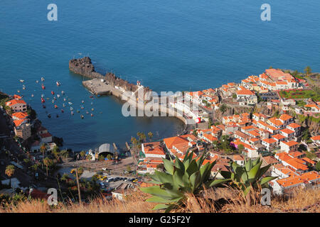 Port de la baie et de la ville sur l'autre. Camara-de-Lobos, Madeira, Portugal Banque D'Images