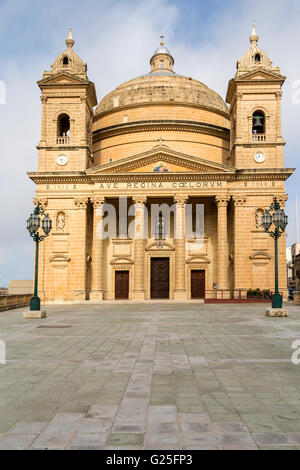 Église avec dôme et plaza, Mgarr, Malte Banque D'Images