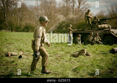 Une guerre mondiale deux re-enactment dans l'Oxfordshire, Angleterre. Un correspondant de guerre alliés marche sur le champ de bataille. Banque D'Images