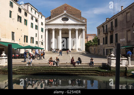 Les touristes se détendent sur les marches devant la façade de l'église Tolentini sur Campo dei Tolentini, Venise Banque D'Images