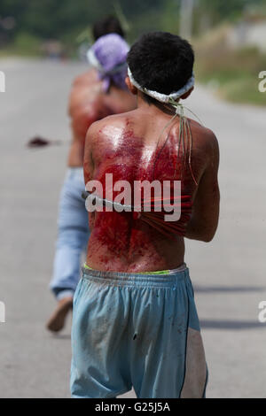 Un flagellant le Jeudi Saint de prendre part à la procédure de la semaine sainte, Pampanga, Philippines Banque D'Images