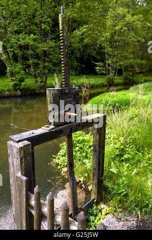 Petit verrou sur un petit ruisseau noir de couleur. Banque D'Images