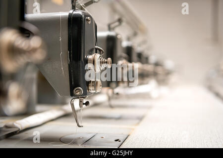 Usine textile abandonnée - machines à coudre Banque D'Images