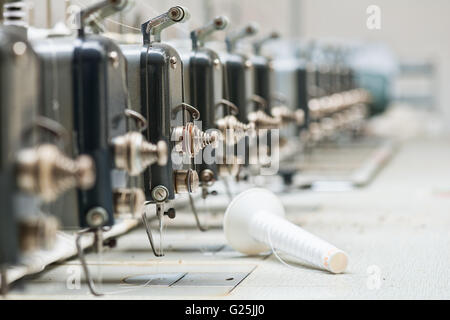 Usine textile abandonnée - machines à coudre Banque D'Images