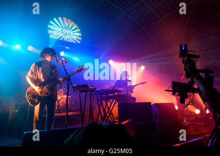 The Mystery Jets jouer Corn Exchange sur 21/05/2016 à Corn Exchange dans le cadre de la Grande Évasion New Music Festival à Brighton. Les personnes sur la photo : Le line-up se compose de Henry Harrison (lyrics, piano), Blaine Harrison (chant, guitare et claviers) et William Rees (guitare, chant) . Photo par Julie Edwards. Banque D'Images