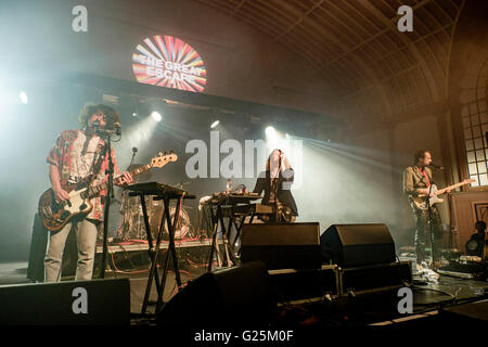 The Mystery Jets jouer Corn Exchange sur 21/05/2016 à Corn Exchange dans le cadre de la Grande Évasion New Music Festival à Brighton. Les personnes sur la photo : Henry Harrison, (lyrics, piano), Blaine Harrison (chant, claviers, guitare), William Rees (guitare chant) . Photo par Julie Edwards. Banque D'Images