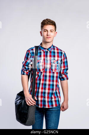 Garçon en jeans et chemise, jeune homme, studio shot Banque D'Images