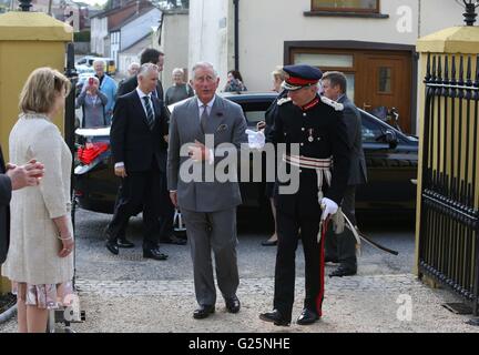 Le Prince de Galles (à gauche) est accueilli par le Lord Lieutenant pour County Down David Lindsay comme il visite le portique Arts Centre de Portaferry, Irlande du Nord. Banque D'Images